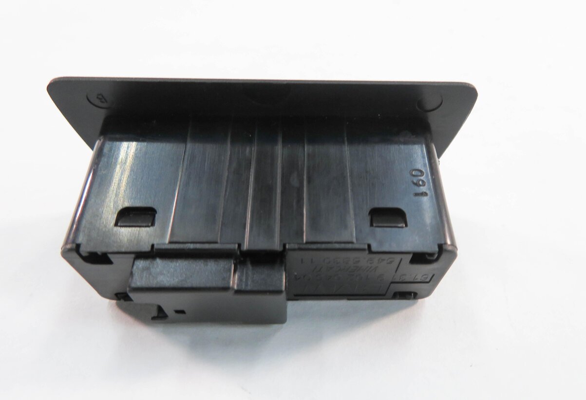 Thumbnail 4: 2010 BMW 750i (F01) REAR TRUNK AUTOMATIC CLOSE LOCK SWITCH BUTTON