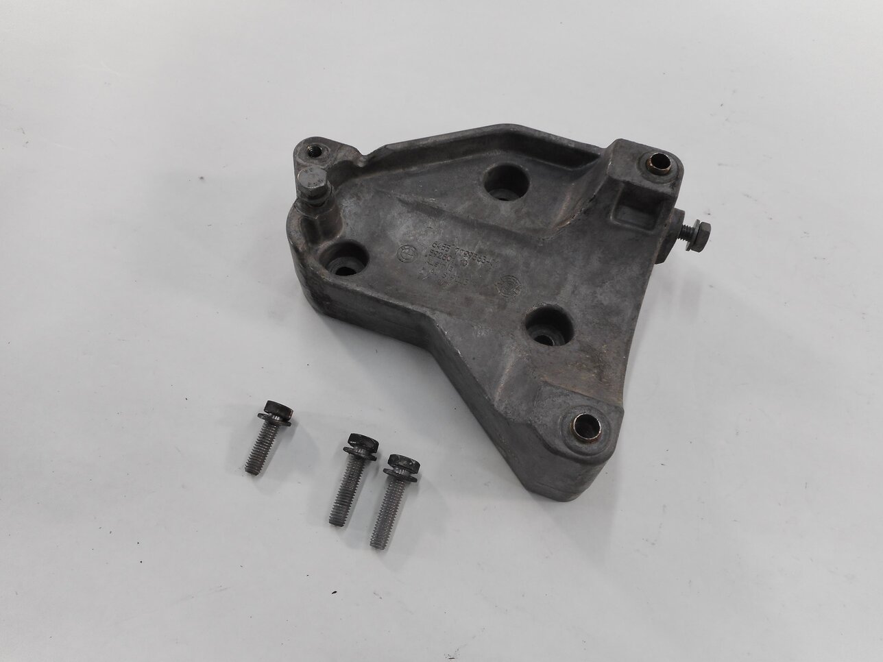 2009 BMW X5 (E70) 3.0L M57Y DIESEL ENGINE - A/C COMPRESSOR PUMP MOUNT BRACKET