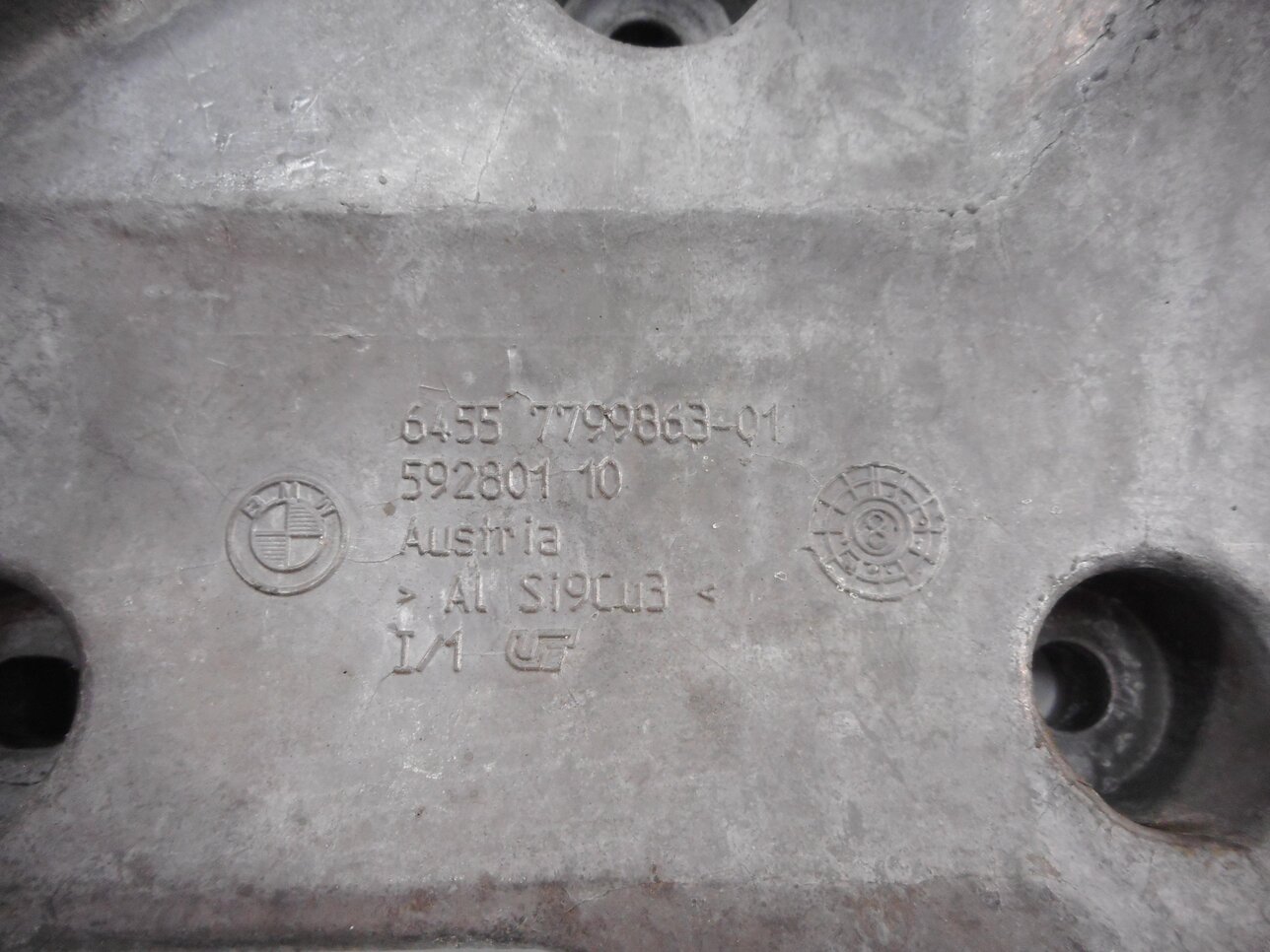 Thumbnail 7: 2009 BMW X5 (E70) 3.0L M57Y DIESEL ENGINE - A/C COMPRESSOR PUMP MOUNT BRACKET