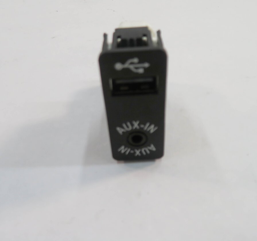 2013 BMW ACTIVEHYBRID-3 (F30) STEREO AUX AUXILIARY AUDIO IN INPUT JACK w/ USB