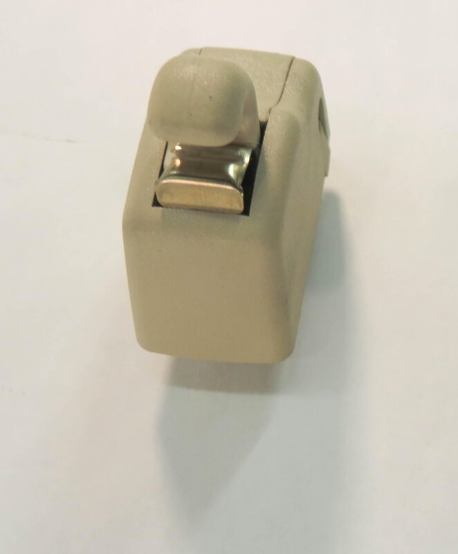 Thumbnail 2: 2010 AUDI Q7 (4L) SUNVISOR RETAINER CLIP (BEIGE)