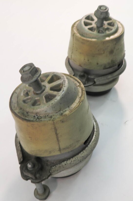 Thumbnail 2: 2009 PORSCHE CAYENNE GTS (957) 4.8L M48 ENGINE - LEFT & RIGHT MOTOR MOUNT SET-2