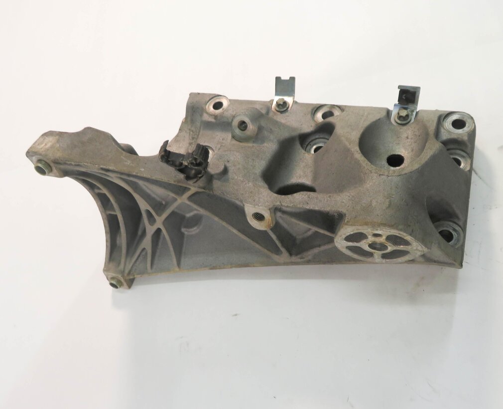 Thumbnail 4: 2009 PORSCHE CAYENNE GTS (957) 4.8L M48 - LEFT DRIVER ENGINE MOUNT BRACKET