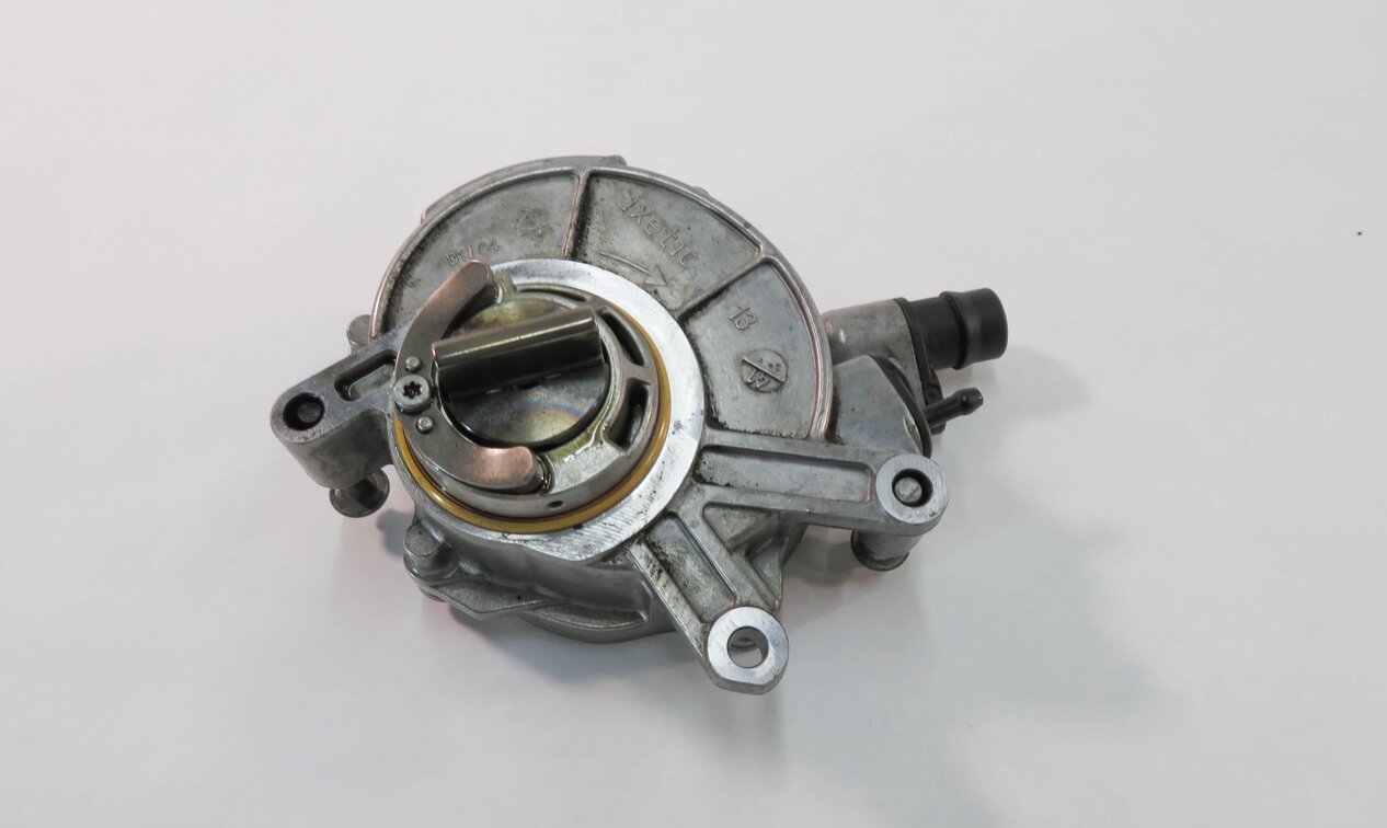Thumbnail 2: 2010-2017 BMW 550i 650i 750i M5 M6 X5 X6 - 4.4L V8 TWIN TURBO BRAKE VACUUM PUMP