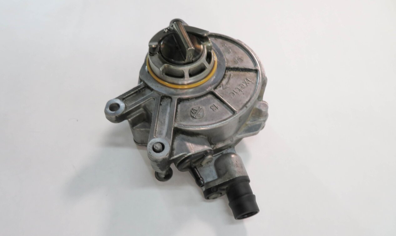 Thumbnail 4: 2010-2017 BMW 550i 650i 750i M5 M6 X5 X6 - 4.4L V8 TWIN TURBO BRAKE VACUUM PUMP