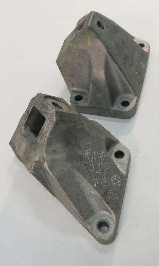 Thumbnail 3: 2009 BMW 750i (F01) 4.4L N63 TWIN TURBO - LEFT & RIGHT ENGINE MOUNT BRACKET SET