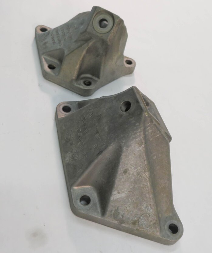 Thumbnail 4: 2009 BMW 750i (F01) 4.4L N63 TWIN TURBO - LEFT & RIGHT ENGINE MOUNT BRACKET SET