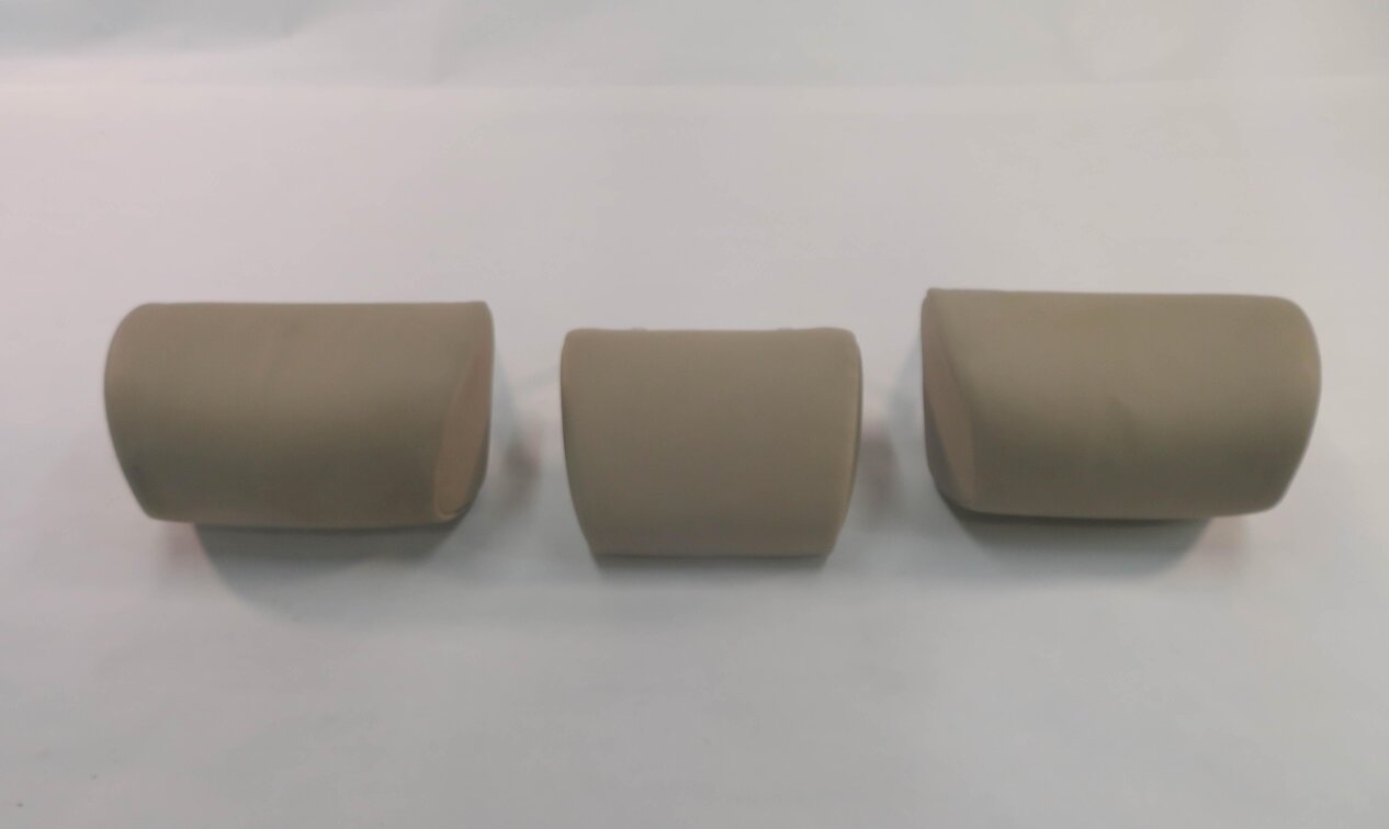 Thumbnail 4: 2009 BMW 750i (F01) REAR - LEFT / CENTER / RIGHT HEADREST SET (OYSTER LEATHER)