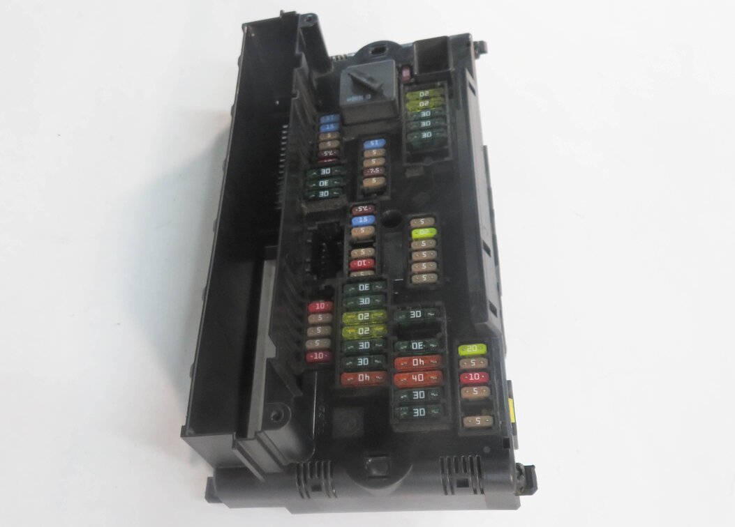 Thumbnail 3: 2011 BMW 740i (F01) FRONT POWER DISTRIBUTION FUSE BOX
