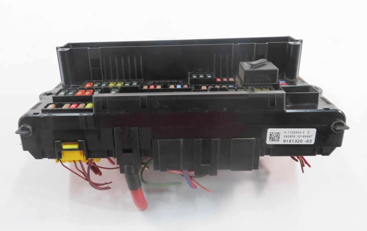 Thumbnail 4: 2011 BMW 740i (F01) FRONT POWER DISTRIBUTION FUSE BOX
