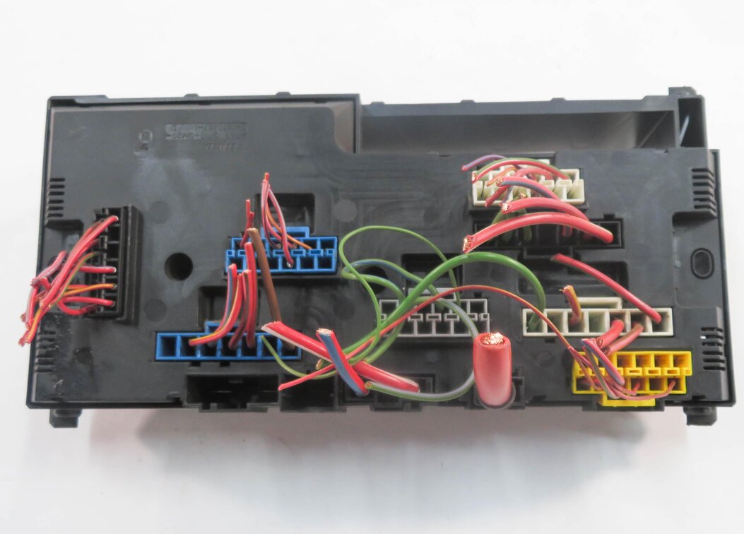 Thumbnail 5: 2011 BMW 740i (F01) FRONT POWER DISTRIBUTION FUSE BOX