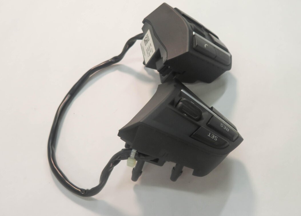 Thumbnail 4: 2009 BMW 750i (F01) STEERING CRUISE CONTROL PHONE MODE SWITCH BUTTON SET-2