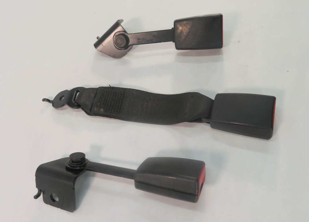 Thumbnail 3: 2009 BMW 750i (F01) REAR SEAT SEATBELT BUCKLE RECEIVER SET-3 (BLACK)