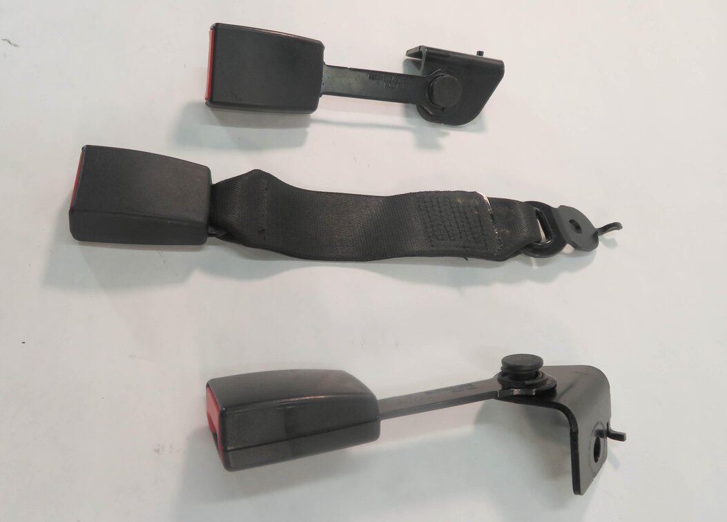 Thumbnail 4: 2009 BMW 750i (F01) REAR SEAT SEATBELT BUCKLE RECEIVER SET-3 (BLACK)