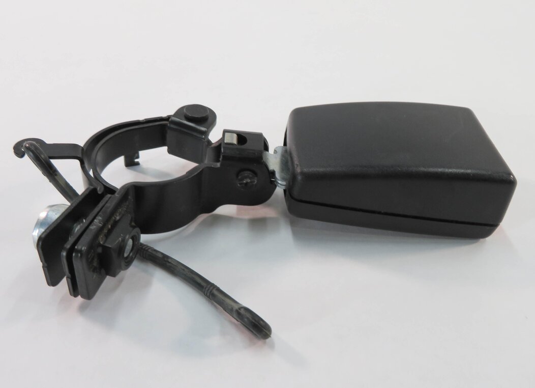 Thumbnail 5: 2011 RANGE ROVER SPORT (L320) LEFT REAR 2nd SECOND ROW SEATBELT BUCKLE RECEIVER