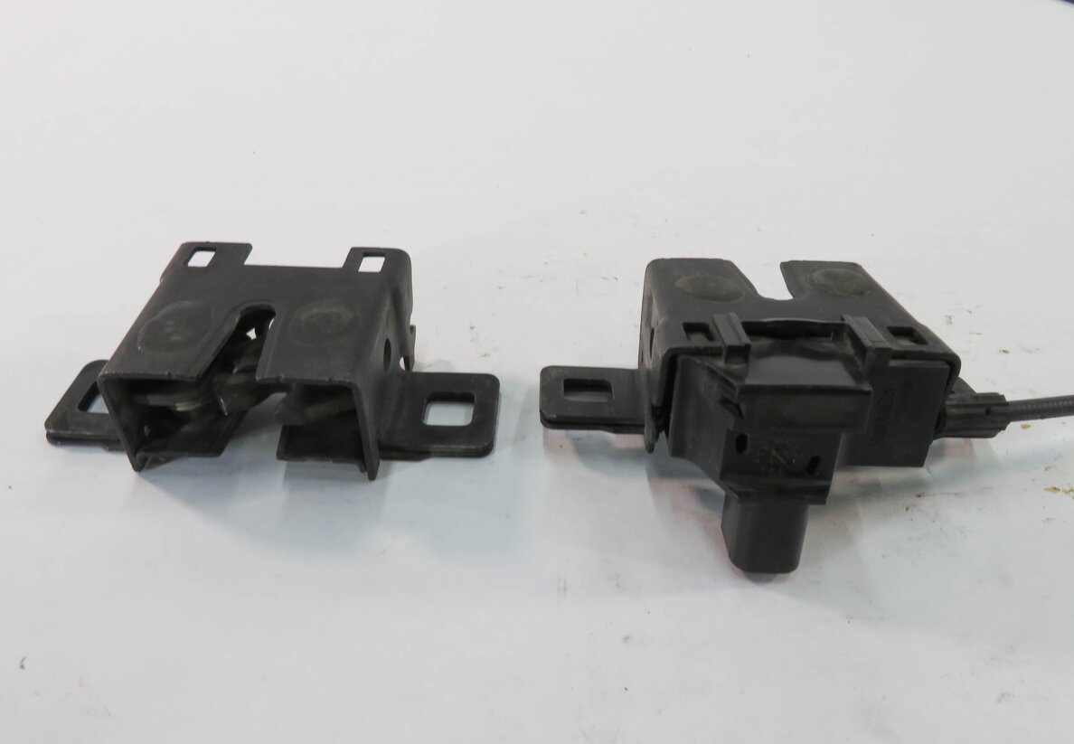 Thumbnail 5: 2011 RANGE ROVER SPORT (L320) FRONT LEFT & RIGHT LOWER HOOD LOCK LATCH SET-2