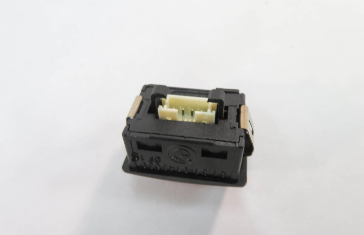 Thumbnail 3: 2011 BMW 335i (E90) HEATED STEERING SWITCH BUTTON
