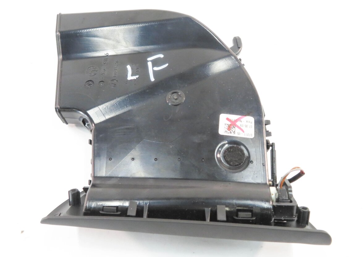 Thumbnail 4: 2009 BMW 750i (F01) LEFT DRIVER REAR PILLAR HEATER A/C AIR VENT
