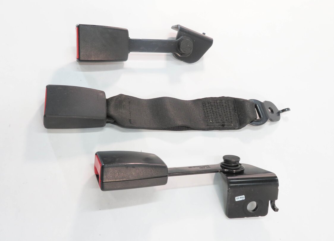 Thumbnail 4: 2009 BMW 750i (F01) REAR SEAT SEATBELT BUCKLE RECEIVER SET-3 (BLACK)