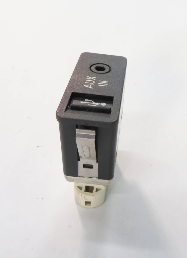 Thumbnail 2: 2009 BMW 750i (F01) RADIO STEREO AUX AUXILIARY AUDIO IN INPUT JACK w/ USB