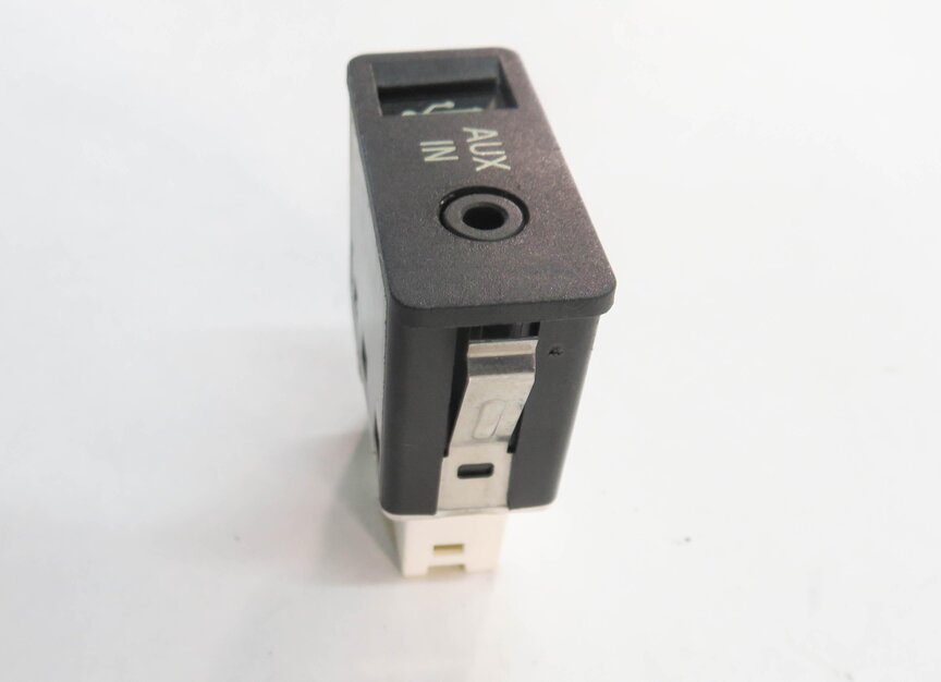 Thumbnail 3: 2009 BMW 750i (F01) RADIO STEREO AUX AUXILIARY AUDIO IN INPUT JACK w/ USB