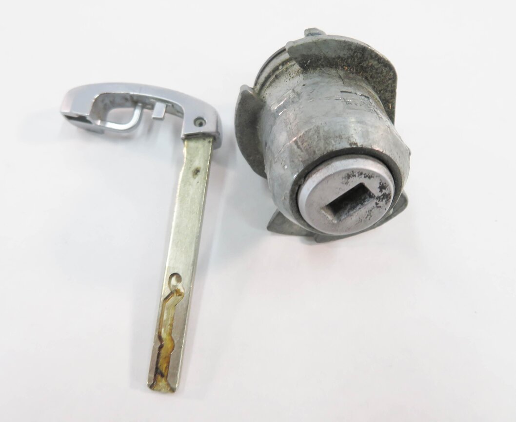 Thumbnail 7: 2009 BMW 750i (F01) DRIVER DOOR HANDLE TRUNK LOCK CYLINDER KEY SET-3