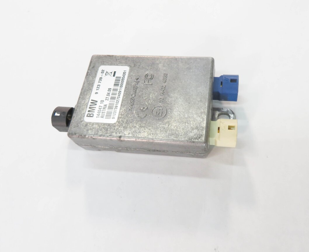 Thumbnail 2: 2009 BMW 750i (F01) AUXILIARY USB INPUT INTERFACE HUB MODULE