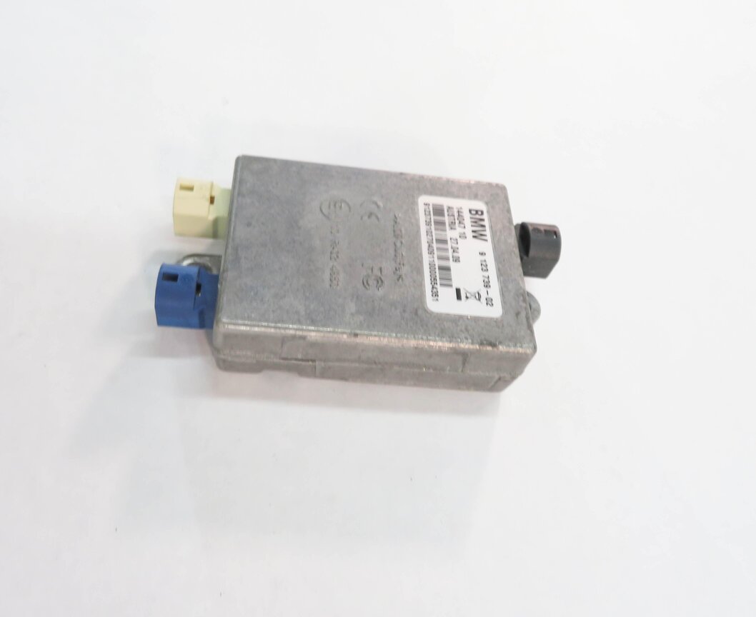 Thumbnail 3: 2009 BMW 750i (F01) AUXILIARY USB INPUT INTERFACE HUB MODULE