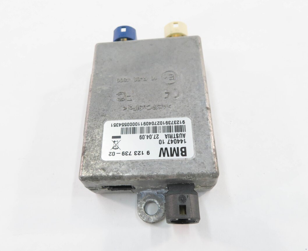 Thumbnail 4: 2009 BMW 750i (F01) AUXILIARY USB INPUT INTERFACE HUB MODULE