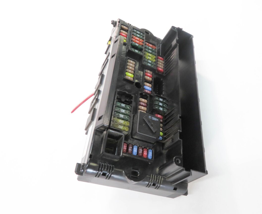 Thumbnail 2: 2009 BMW 750i (F01) FRONT POWER DISTRIBUTION FUSE BOX