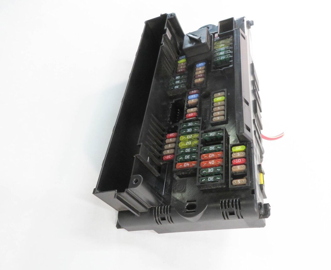 Thumbnail 3: 2009 BMW 750i (F01) FRONT POWER DISTRIBUTION FUSE BOX