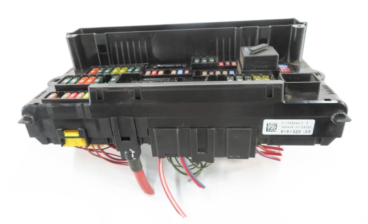 Thumbnail 4: 2009 BMW 750i (F01) FRONT POWER DISTRIBUTION FUSE BOX
