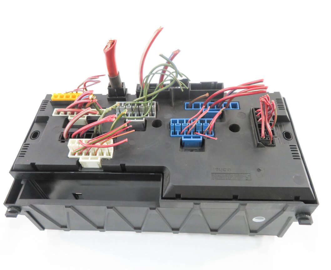 Thumbnail 5: 2009 BMW 750i (F01) FRONT POWER DISTRIBUTION FUSE BOX