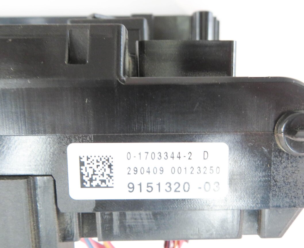 Thumbnail 6: 2009 BMW 750i (F01) FRONT POWER DISTRIBUTION FUSE BOX