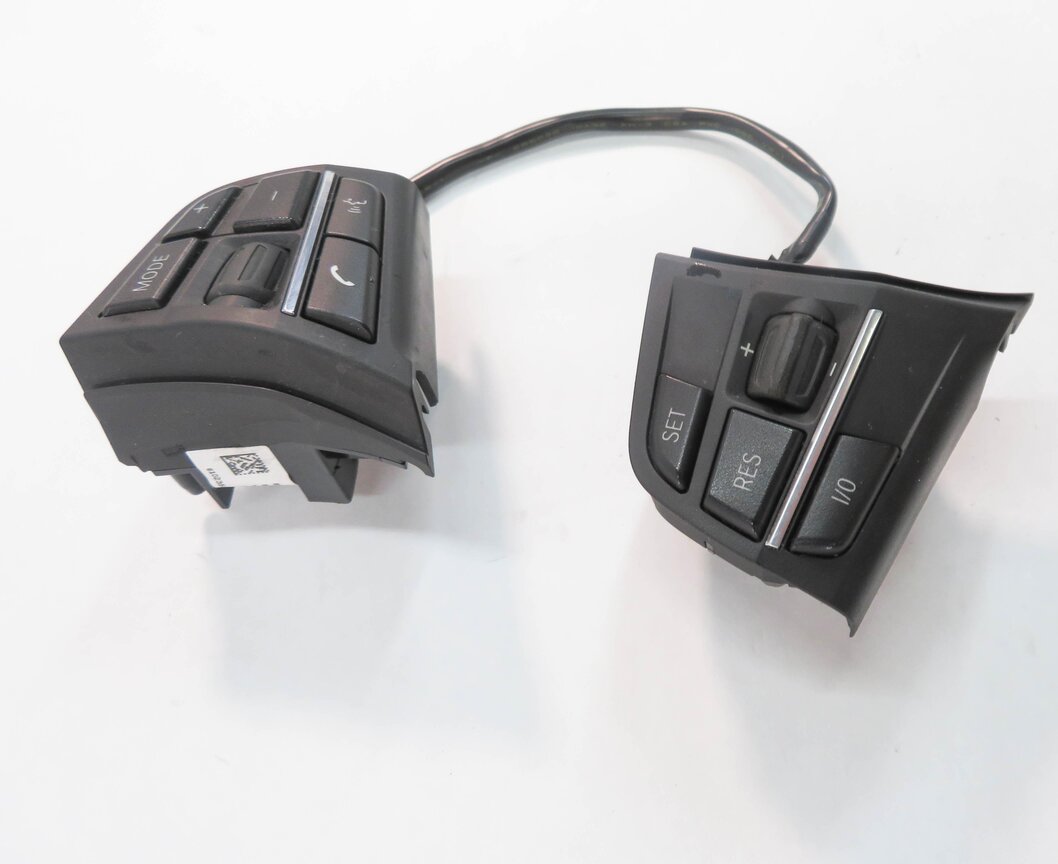 Thumbnail 4: 2009 BMW 750i (F01) STEERING CRUISE CONTROL PHONE MODE SWITCH BUTTON SET
