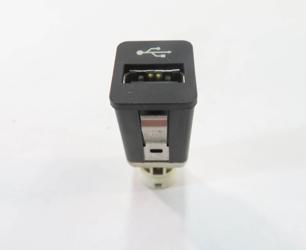 2009 BMW 750i (F01) USB IN INPUT JACK