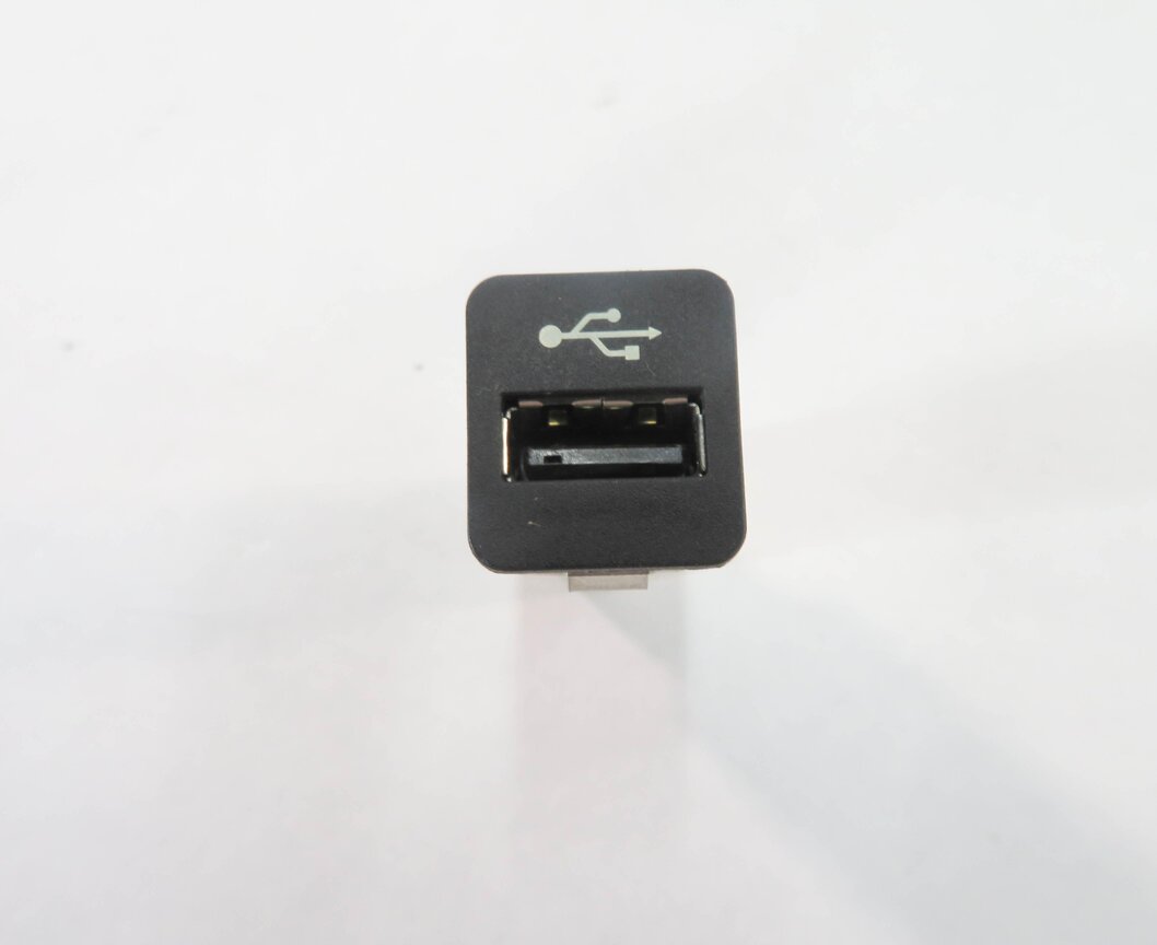 Thumbnail 2: 2009 BMW 750i (F01) USB IN INPUT JACK