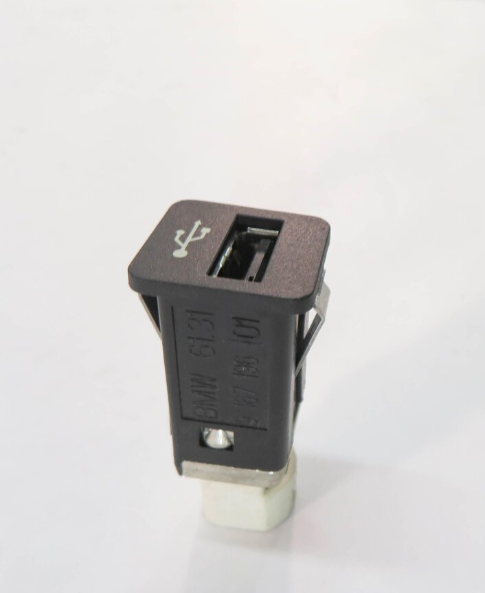 Thumbnail 3: 2009 BMW 750i (F01) USB IN INPUT JACK