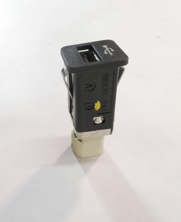 Thumbnail 4: 2009 BMW 750i (F01) USB IN INPUT JACK