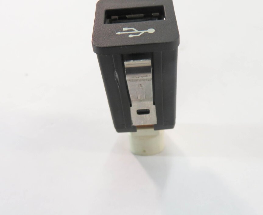 Thumbnail 5: 2009 BMW 750i (F01) USB IN INPUT JACK