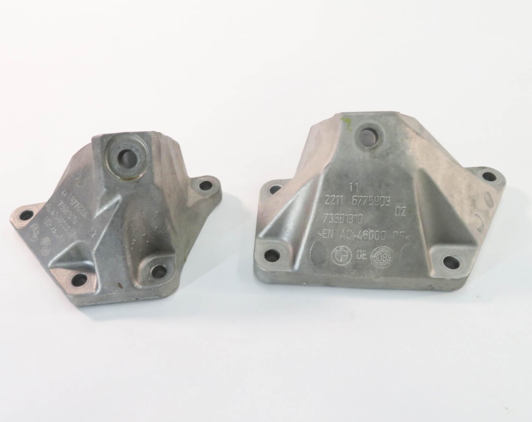 Thumbnail 2: 2009 BMW 750i (F01) 4.4L N63 TWIN TURBO - LEFT & RIGHT ENGINE MOUNT BRACKET SET