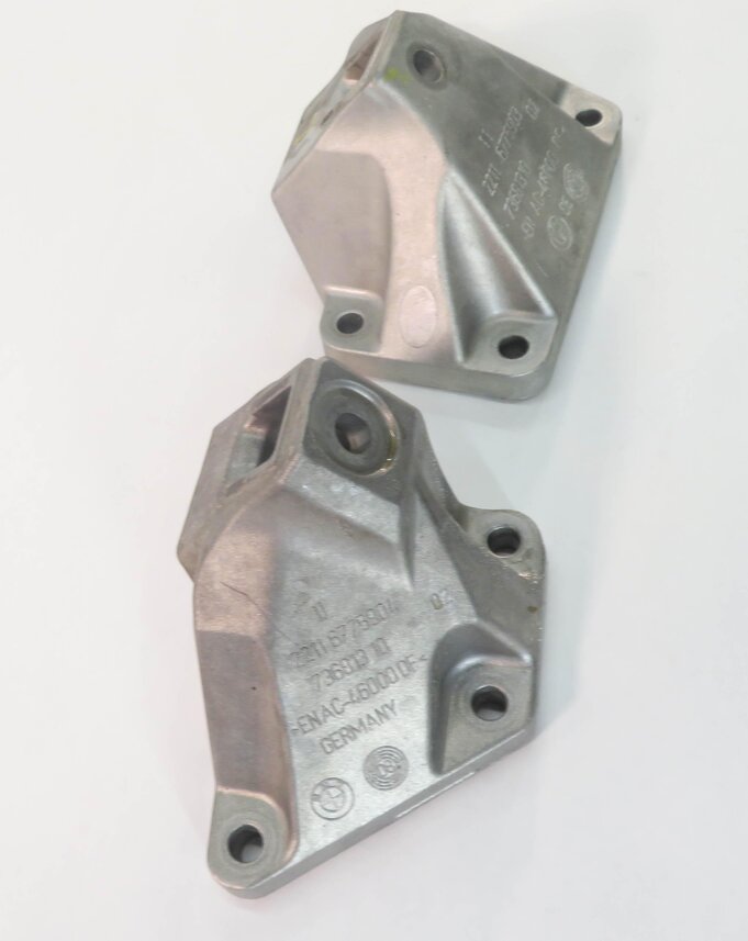 Thumbnail 3: 2009 BMW 750i (F01) 4.4L N63 TWIN TURBO - LEFT & RIGHT ENGINE MOUNT BRACKET SET