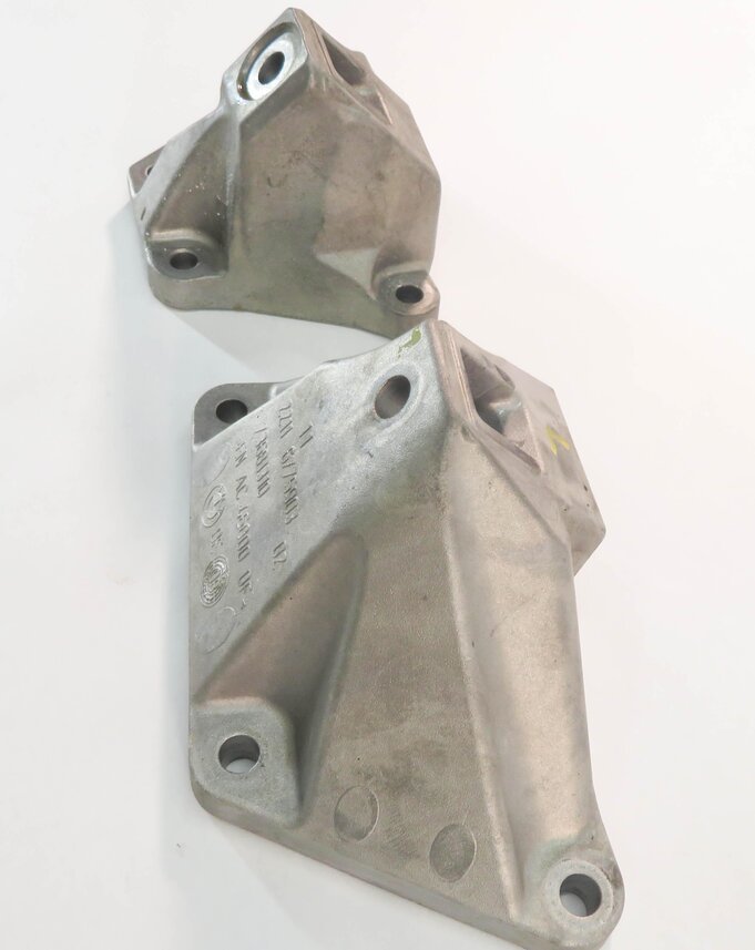 Thumbnail 4: 2009 BMW 750i (F01) 4.4L N63 TWIN TURBO - LEFT & RIGHT ENGINE MOUNT BRACKET SET