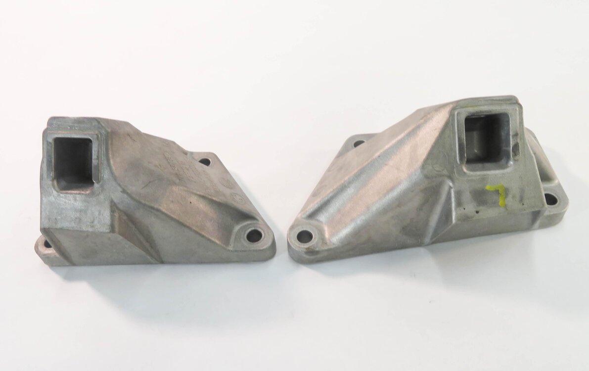 Thumbnail 5: 2009 BMW 750i (F01) 4.4L N63 TWIN TURBO - LEFT & RIGHT ENGINE MOUNT BRACKET SET