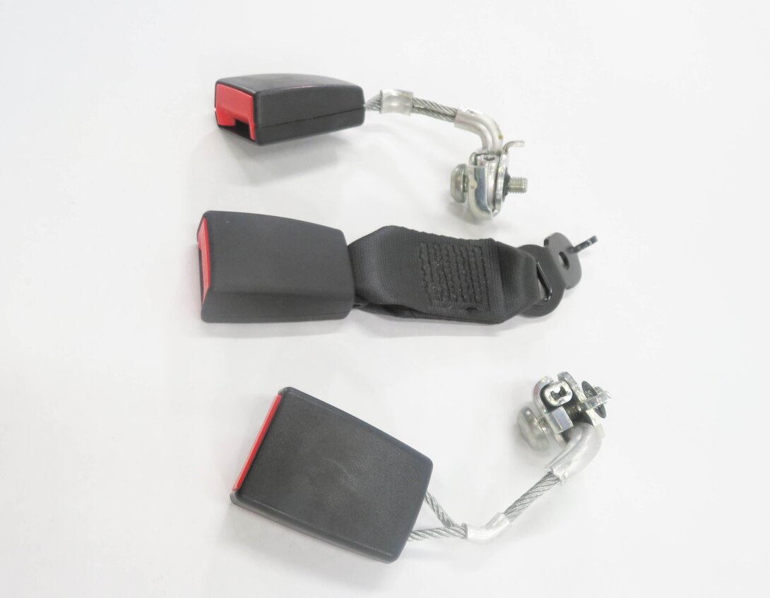 Thumbnail 4: 2013 BMW 528i (F10) REAR SEAT SEATBELT BUCKLE RECEIVER SET-3 (BLACK)