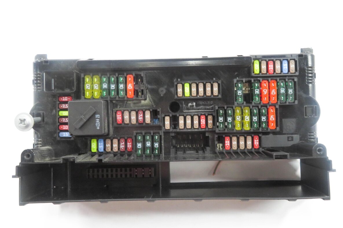 2013 BMW 528i (F10) FRONT POWER DISTRIBUTION FUSE BOX