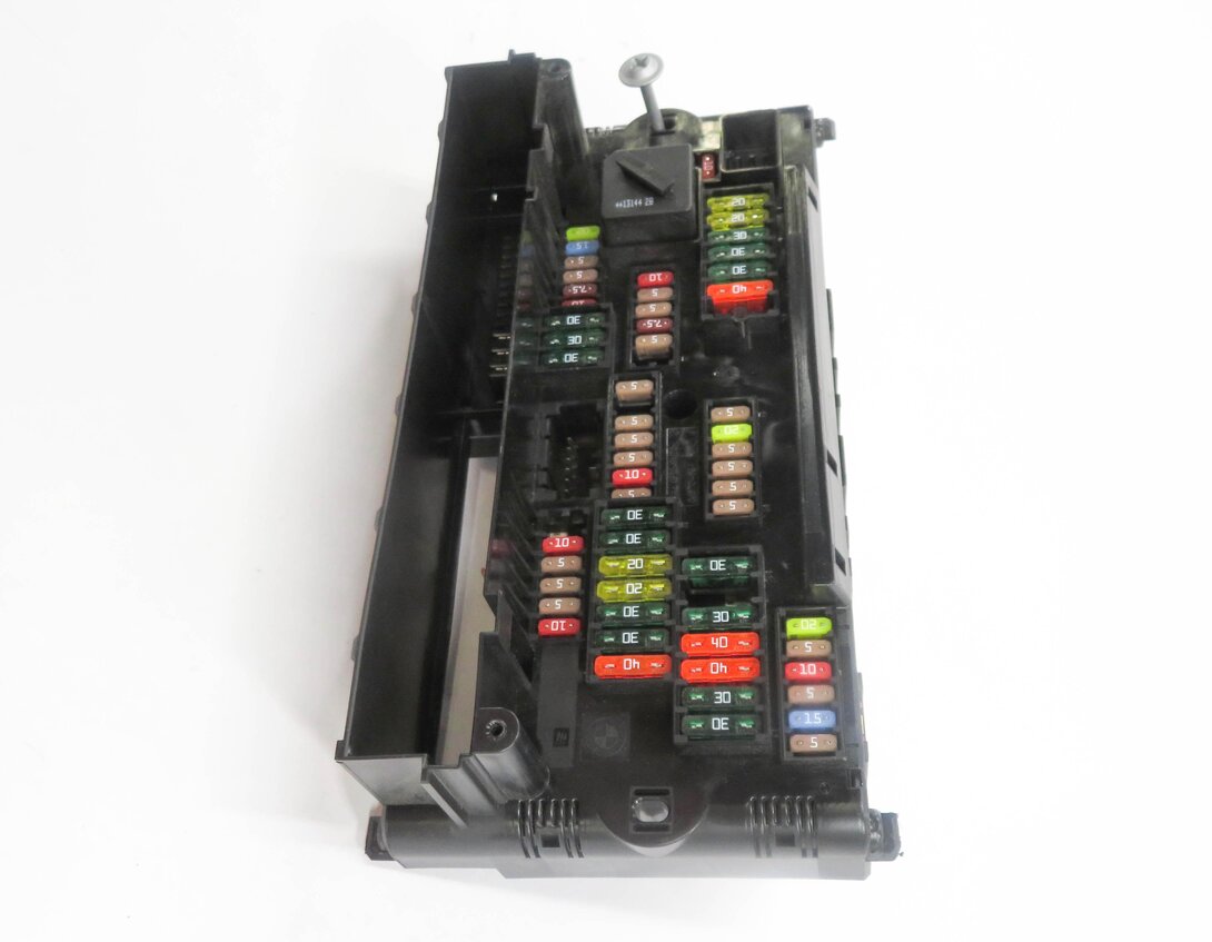 Thumbnail 3: 2013 BMW 528i (F10) FRONT POWER DISTRIBUTION FUSE BOX