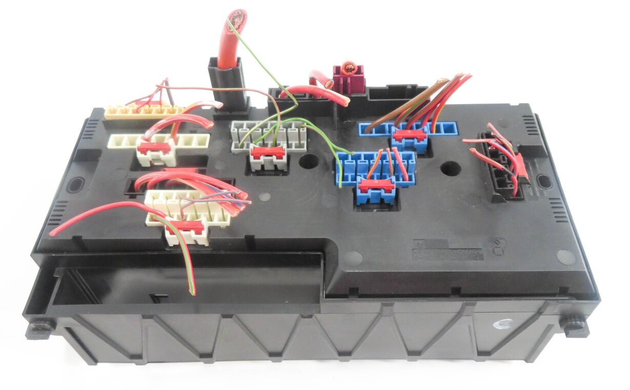 Thumbnail 5: 2013 BMW 528i (F10) FRONT POWER DISTRIBUTION FUSE BOX