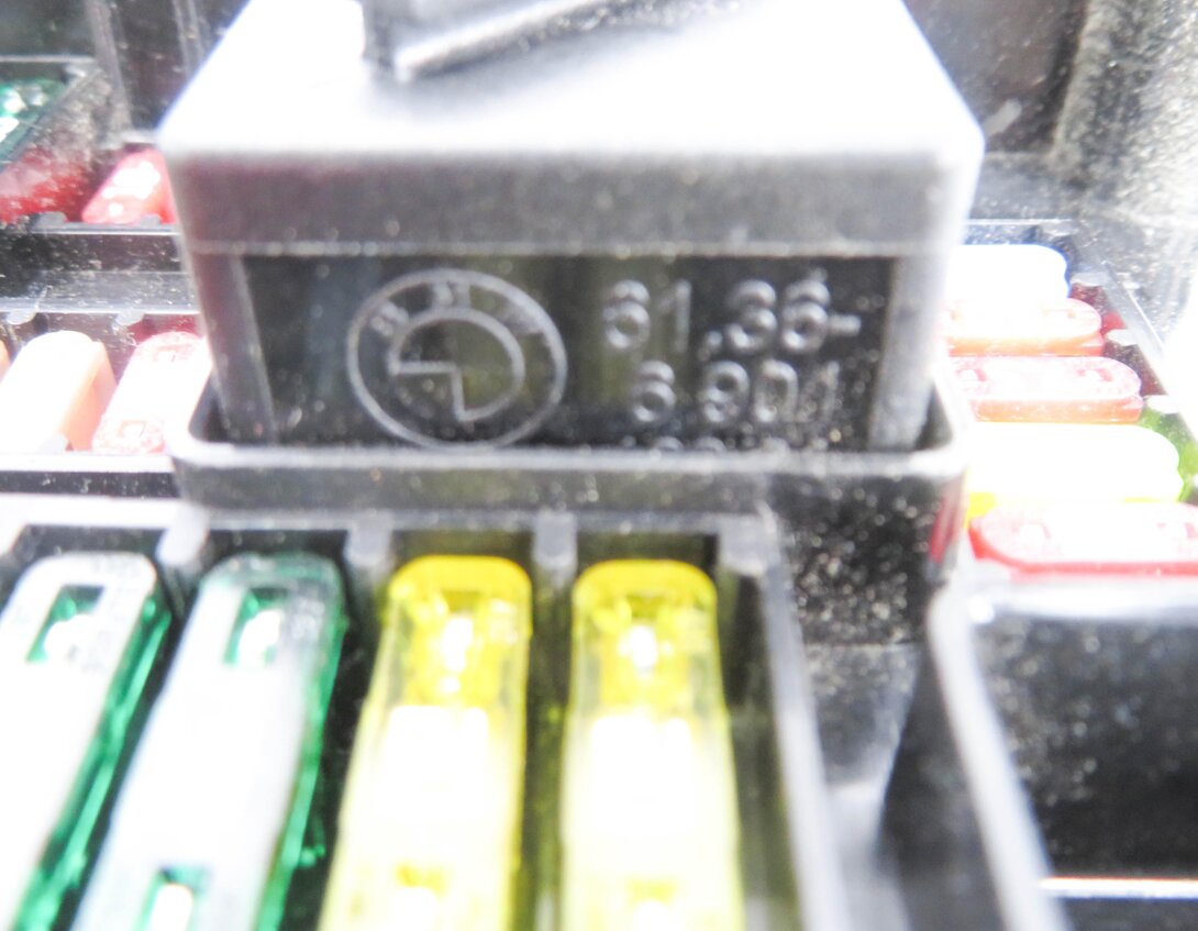 Thumbnail 6: 2013 BMW 528i (F10) FRONT POWER DISTRIBUTION FUSE BOX