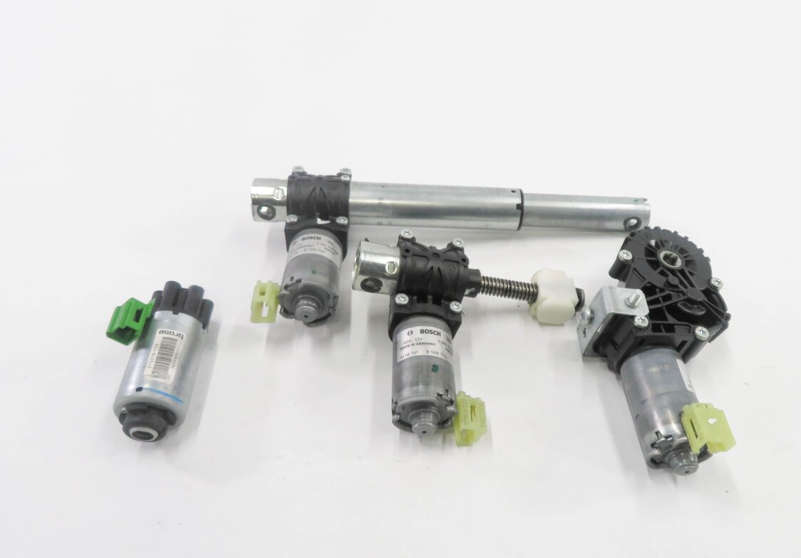 2011 BMW 535iGT (F07) RIGHT FRONT PASSENGER POWER SEAT ADJUSTMENT MOTOR SET-4